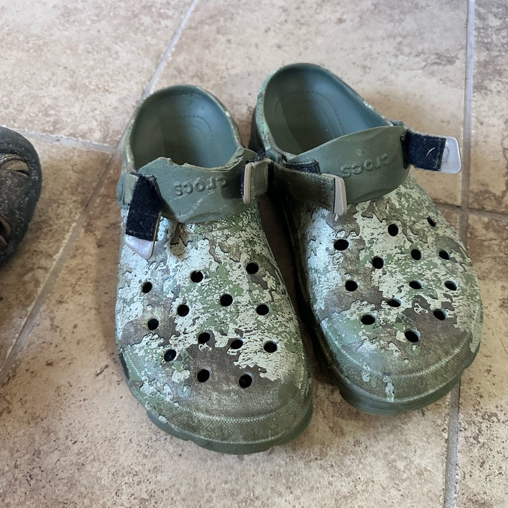 Men’s size 9 crocs - Picture 2 of 2
